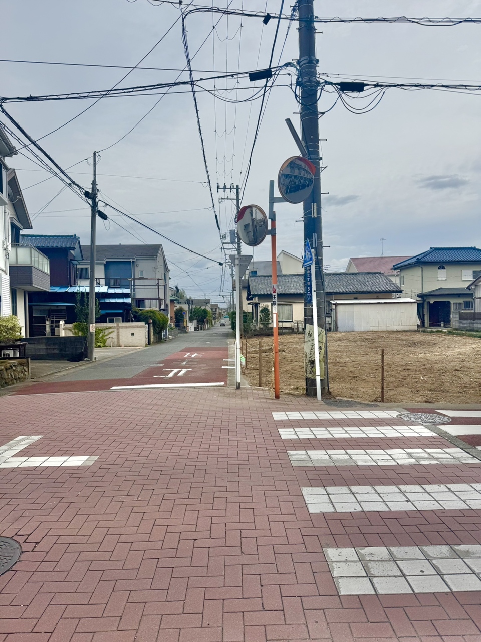【前面道路含む現地写真】利便と自然を享受できる住環境も魅力。のびのびと子育てしたいご家族にもおすすめです。