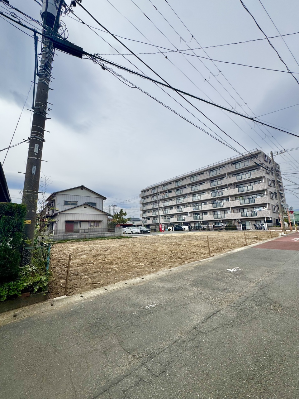【前面道路含む現地写真】敷地面積40坪超。神奈川中央交通「大縄橋」停まで徒歩3分の立地。JR東海道本線「平塚」駅北口まで、バス乗車18分でアクセスできます。