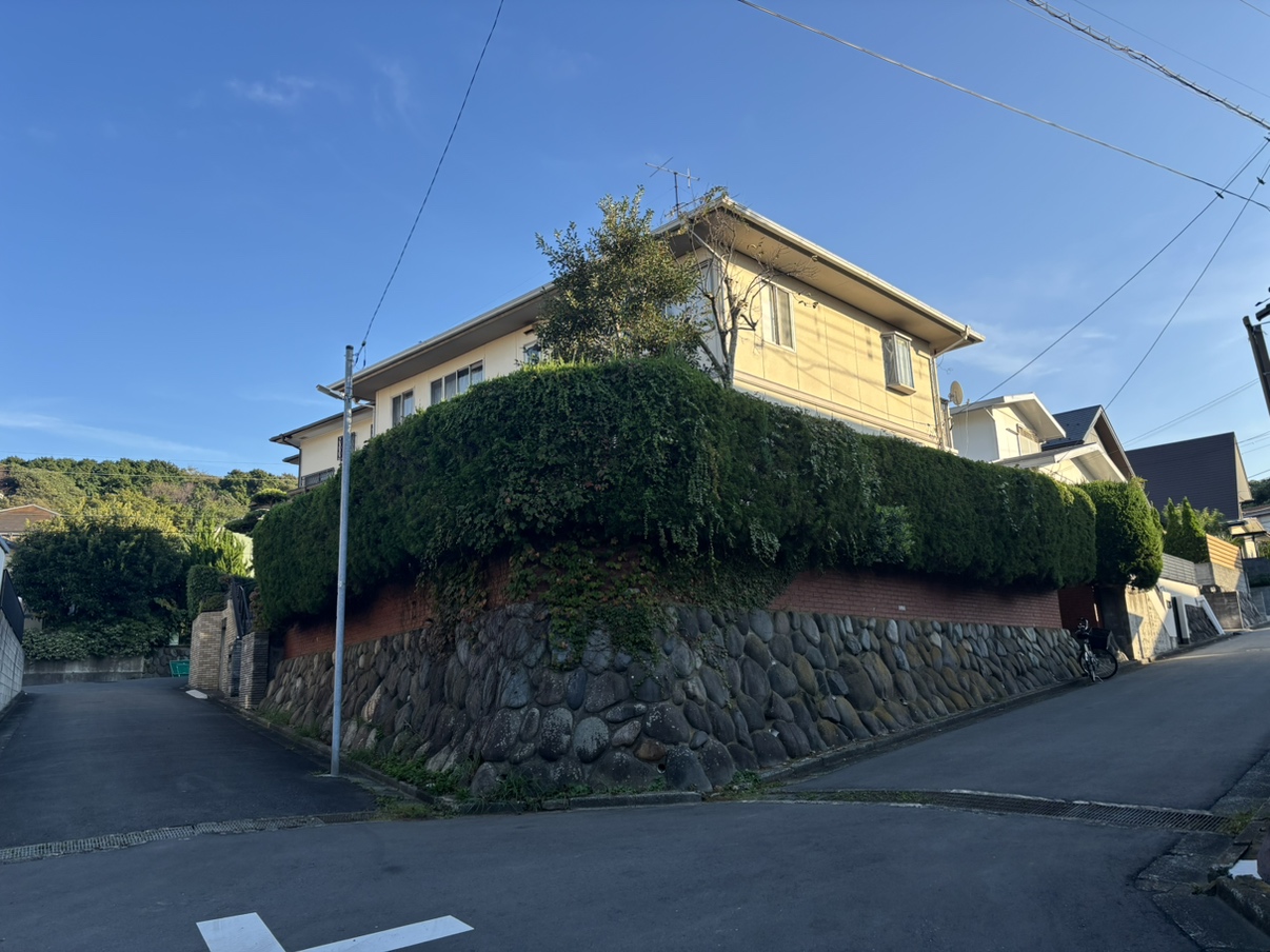 【鎌倉市津 土地】最寄り駅まで徒歩13分、3駅2沿線利用可能な立地。スーパーやコンビニも徒歩7分圏内と、毎日のお買い物にも困りません。第一種低層住居専用地域内に位置し、閑静で緑豊かな環境です。