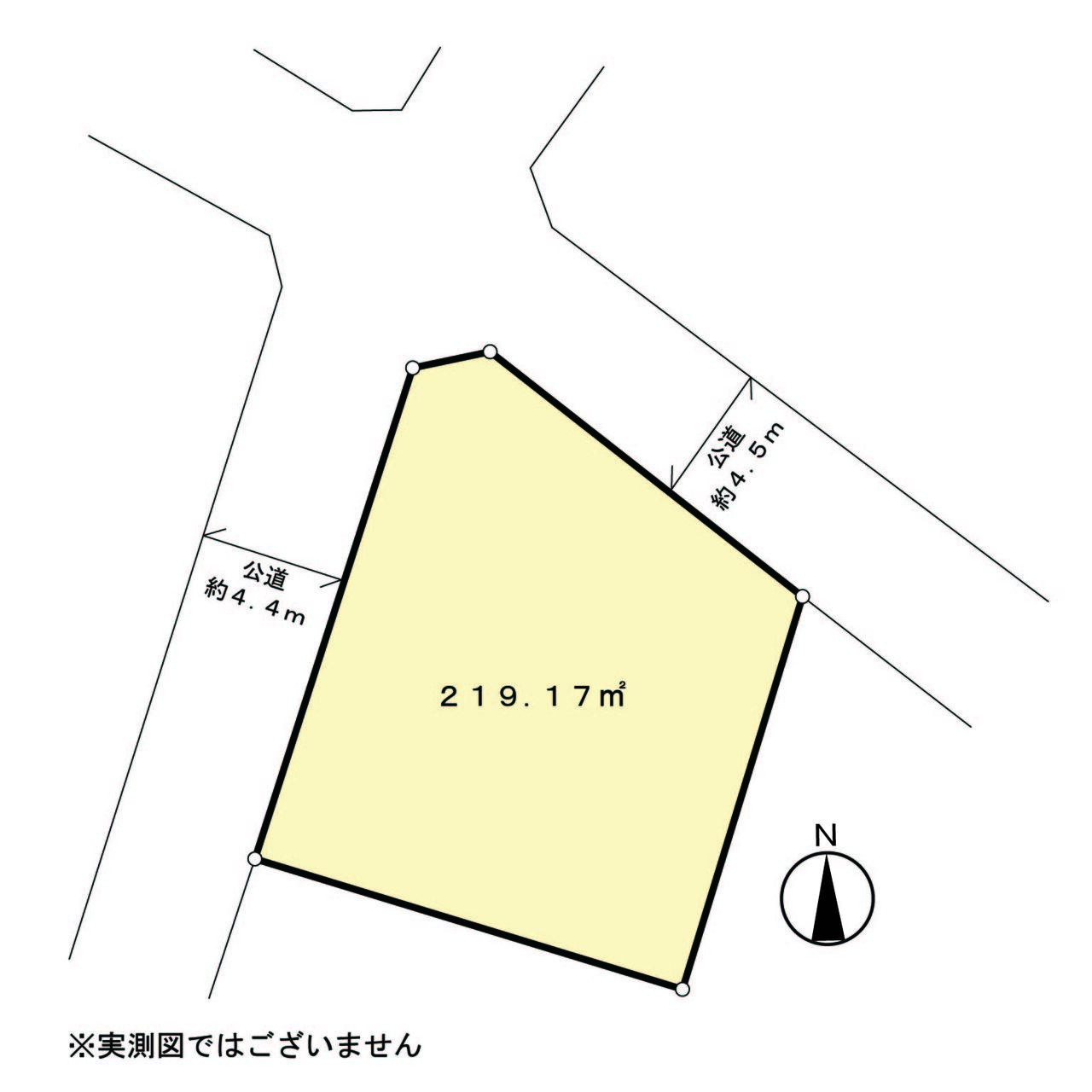 土地面積は約66.35坪。建ぺい率は40％、容積率は80％です。二方角地(北東・北西)で、風通しが良く、開放感のある立地です。前面道路の幅員は、北東側約4.52m・北西側約4.49mです。