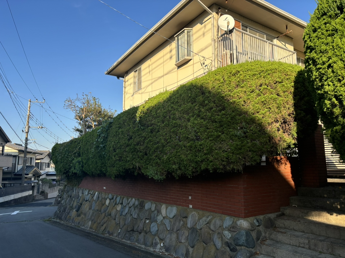 【前面道路含む現地写真】古家有、現況渡しです。建築条件は無く、お好きなハウスメーカーや工務店で建築可能です。ご家族のこだわりを反映した理想の住まいを叶えられます。