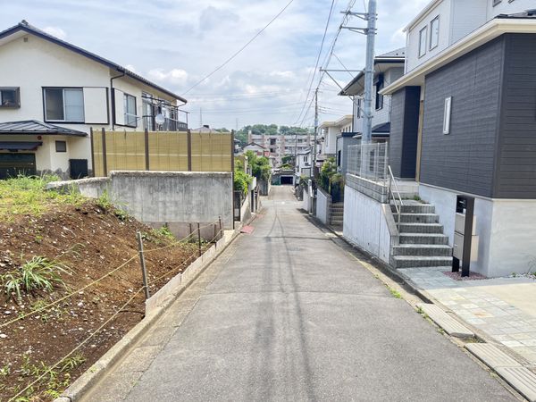 前面道路※南東側道路幅員約4ｍに接道しております。車通りも少なくお子様も安心して通学できます。