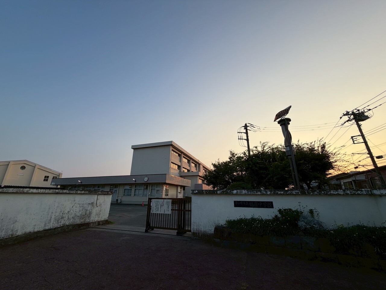 ・茅ヶ崎市立鶴嶺中学校まで徒歩13分（約290m）