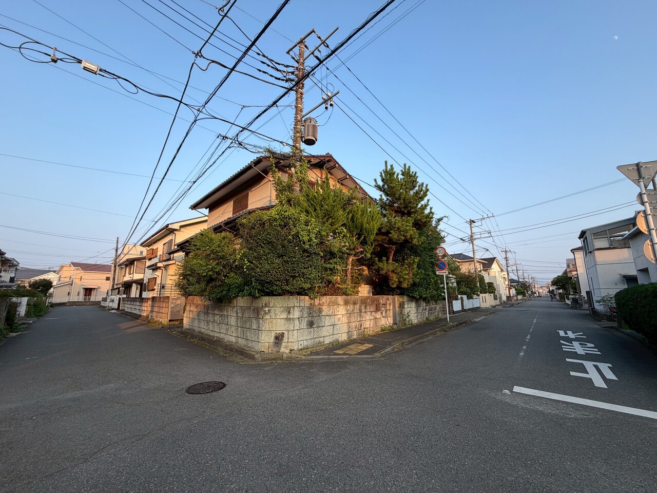 【現地土地写真】現況古家有。周囲には既に建物が建っており、実際の陽当りや隣地との間隔などを考慮した住まいをご建築いただけます。