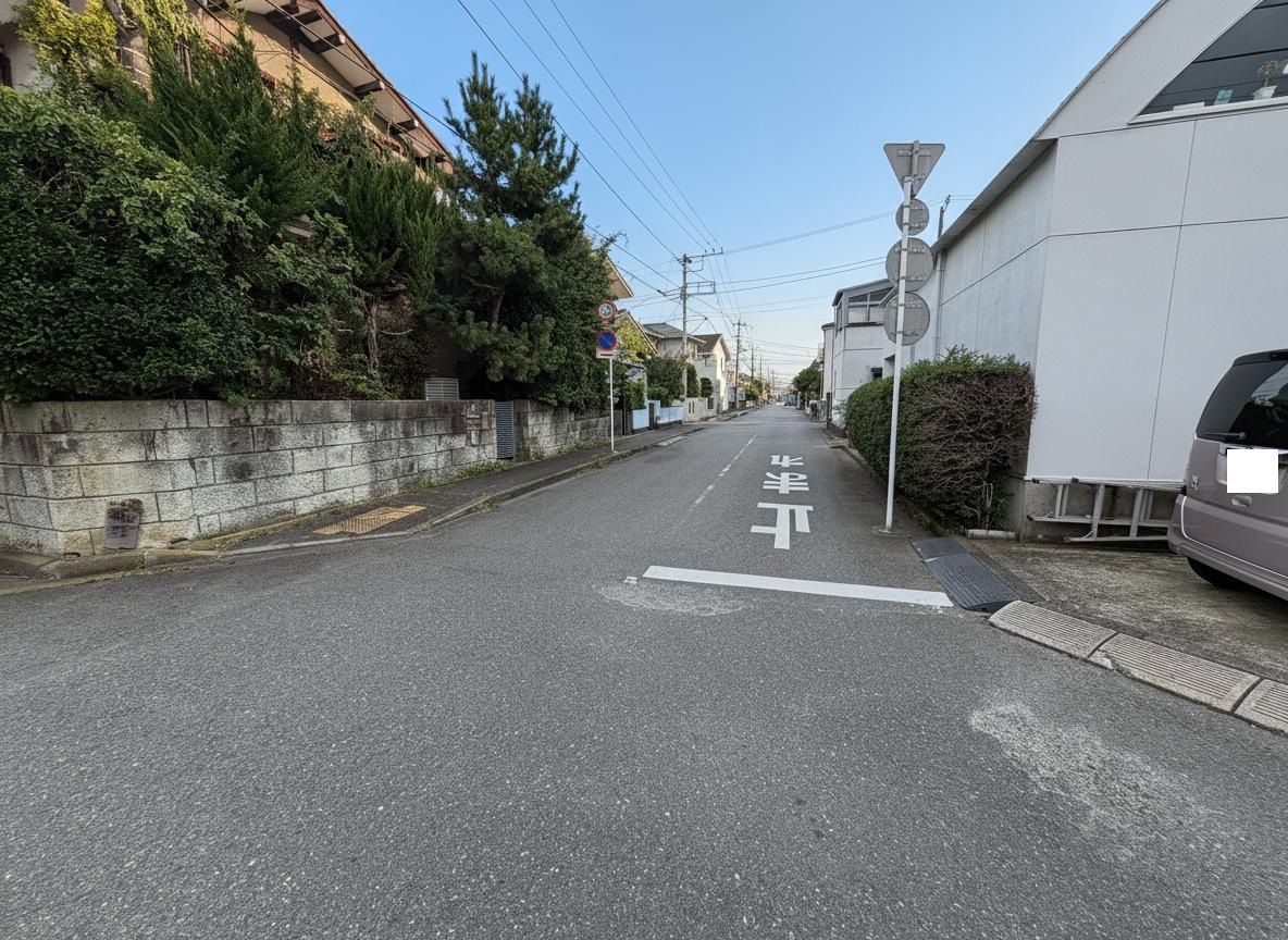 【前面道路含む現地写真】コンビニ・スーパーまで徒歩5分圏内です。日々の買い出しにも困りません。周辺状況も含めて、ぜひ現地をご見学ください。