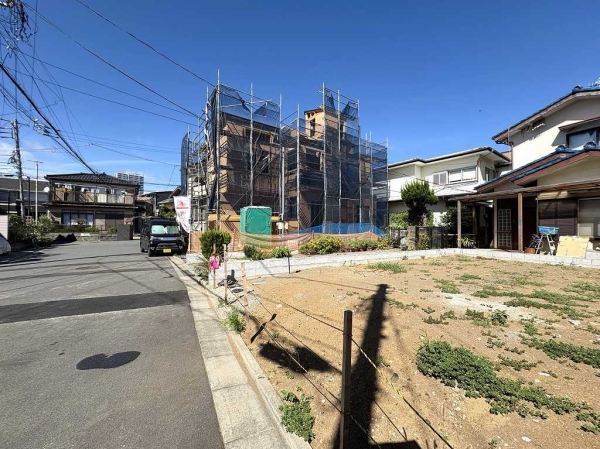 西側の前面道路