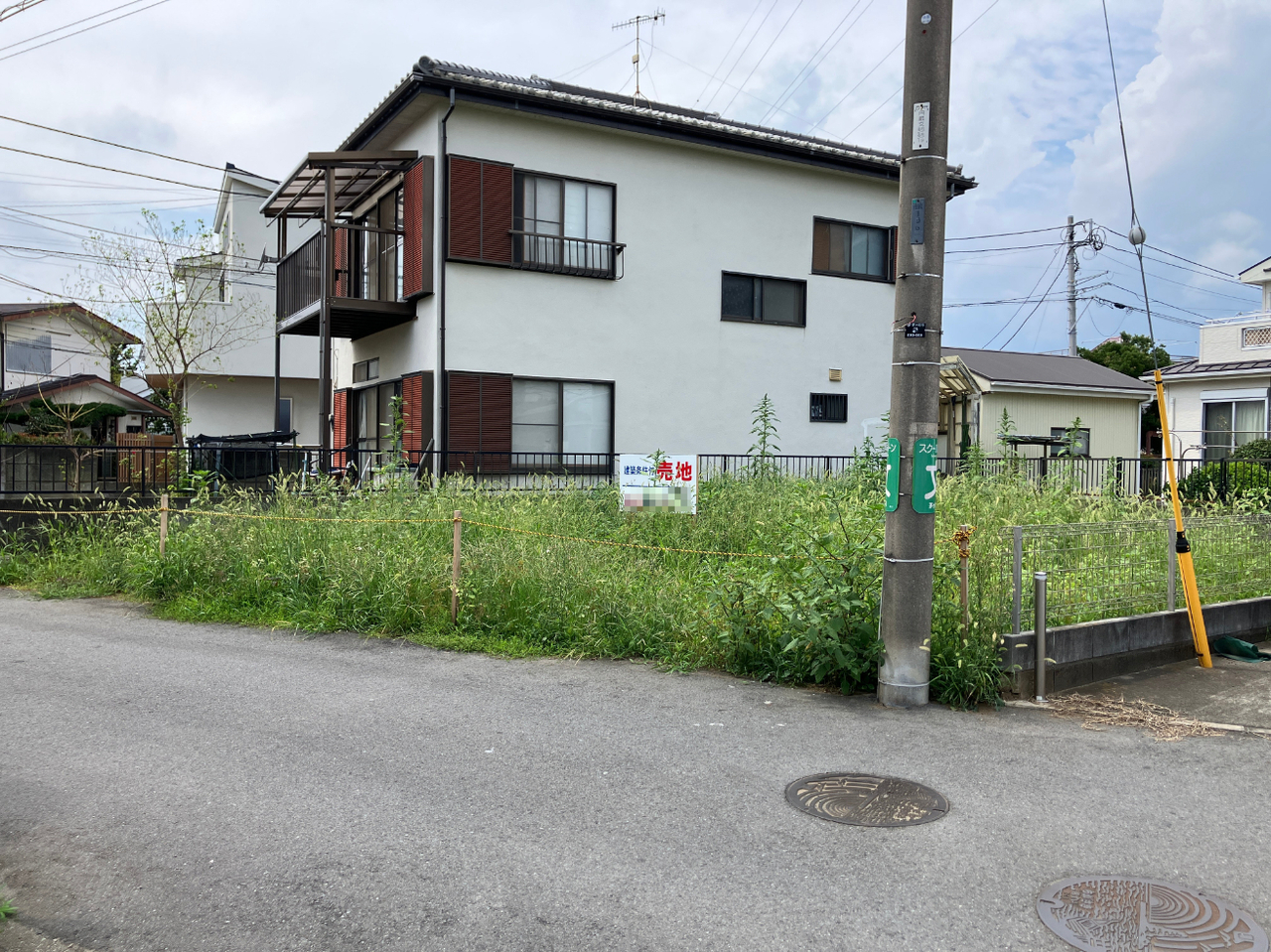 【前面道路含む現地】現況は更地です。上下水道・都市ガスに対応しています。周囲は既に建物が建っているため、実際の陽当りや隣地との間隔などを考慮してプランニングすることが可能です。