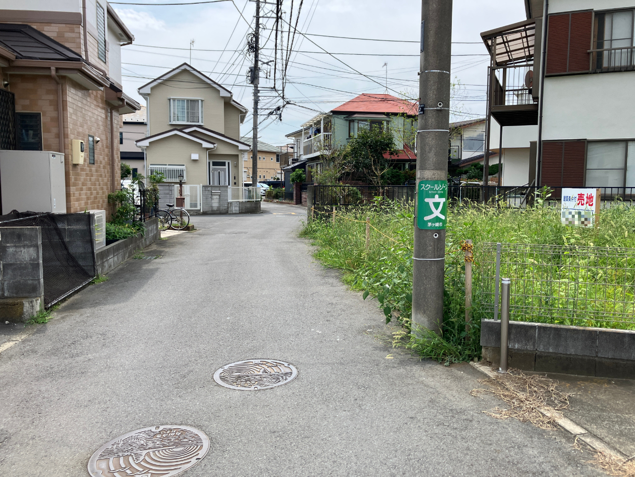 【前面道路含む現地】南側の前面道路は幅員約4.0m、間口は約10.8mです。道路と敷地の高低差が少ないため、お車や自転車の出し入れがスムーズに行えます。