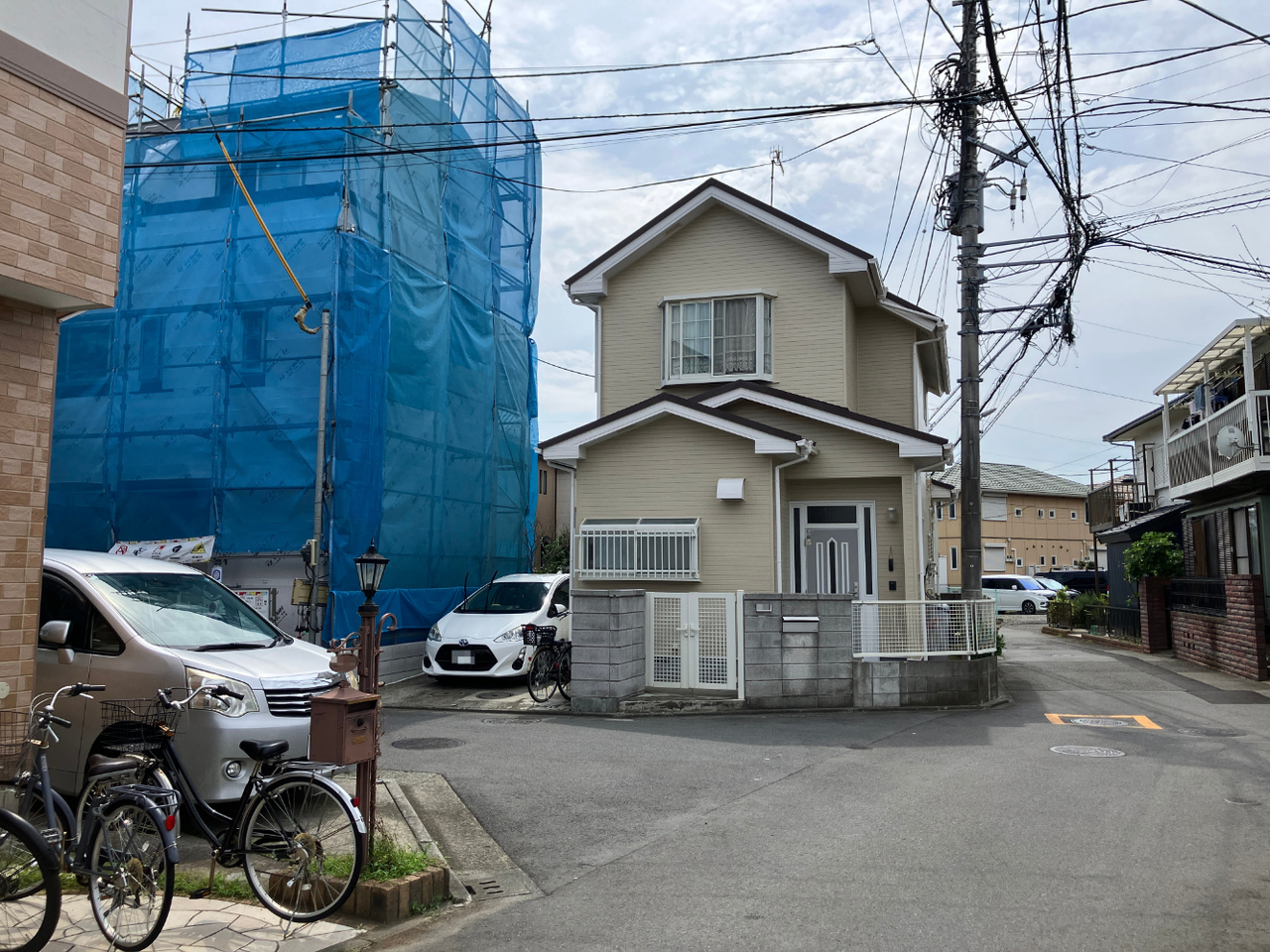 【前面道路】徒歩17分圏内に買い物施設や小学校、駅が点在しています。実際の交通量や周辺環境など、ぜひ現地でご確認ください。