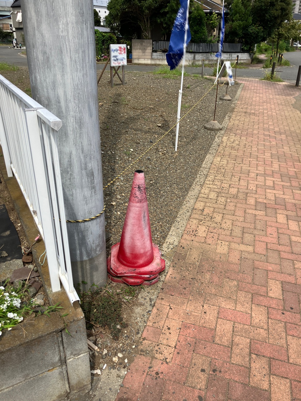 【前面道路を含む現地写真】現況更地のため、プランが決まり次第、比較的スムーズに建築に移行できます。建ぺい率60%、容積率200%です。