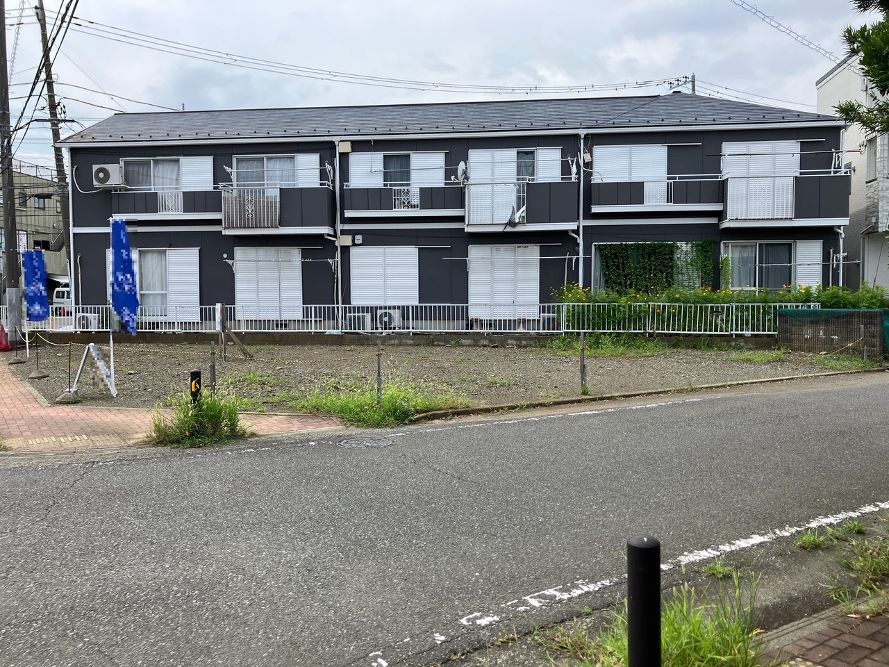 【前面道路を含む現地写真/東側】東側の前面道路の幅員は約6mあります。前面道路との高低差が少なく、自転車やベビーカーの出し入れがしやすいです。