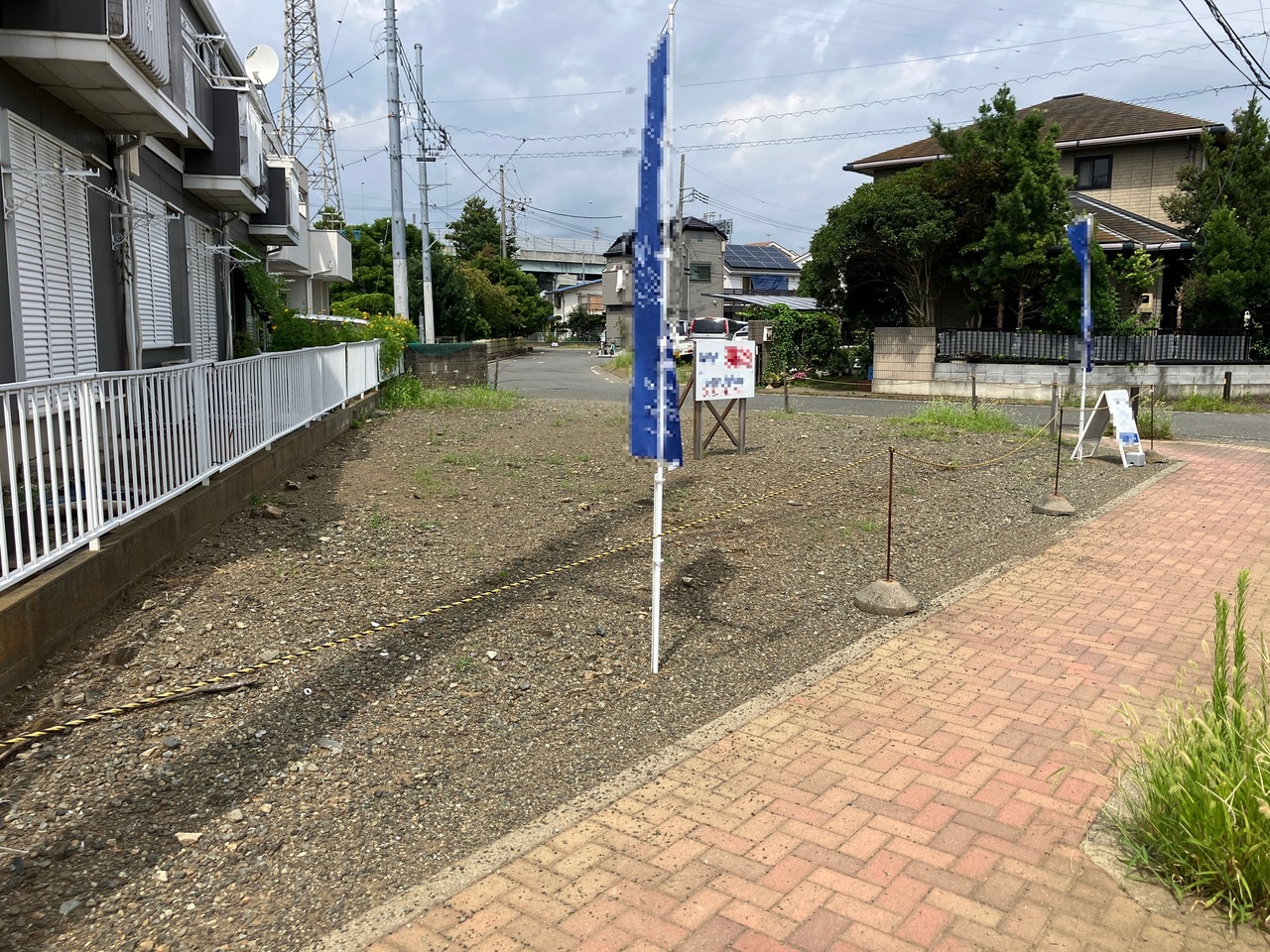 【前面道路を含む現地写真/南側】南側の前面道路の幅員は約12mあります。車の出し入れなどがスムーズに行える、ゆとりある広さです。