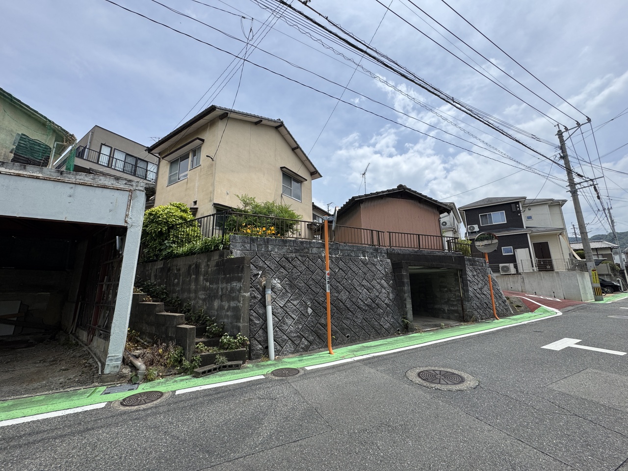 スーパー、コンビニ、ドラッグストアなどの生活施設が徒歩10分圏内にあり、利便性のよい住環境です。