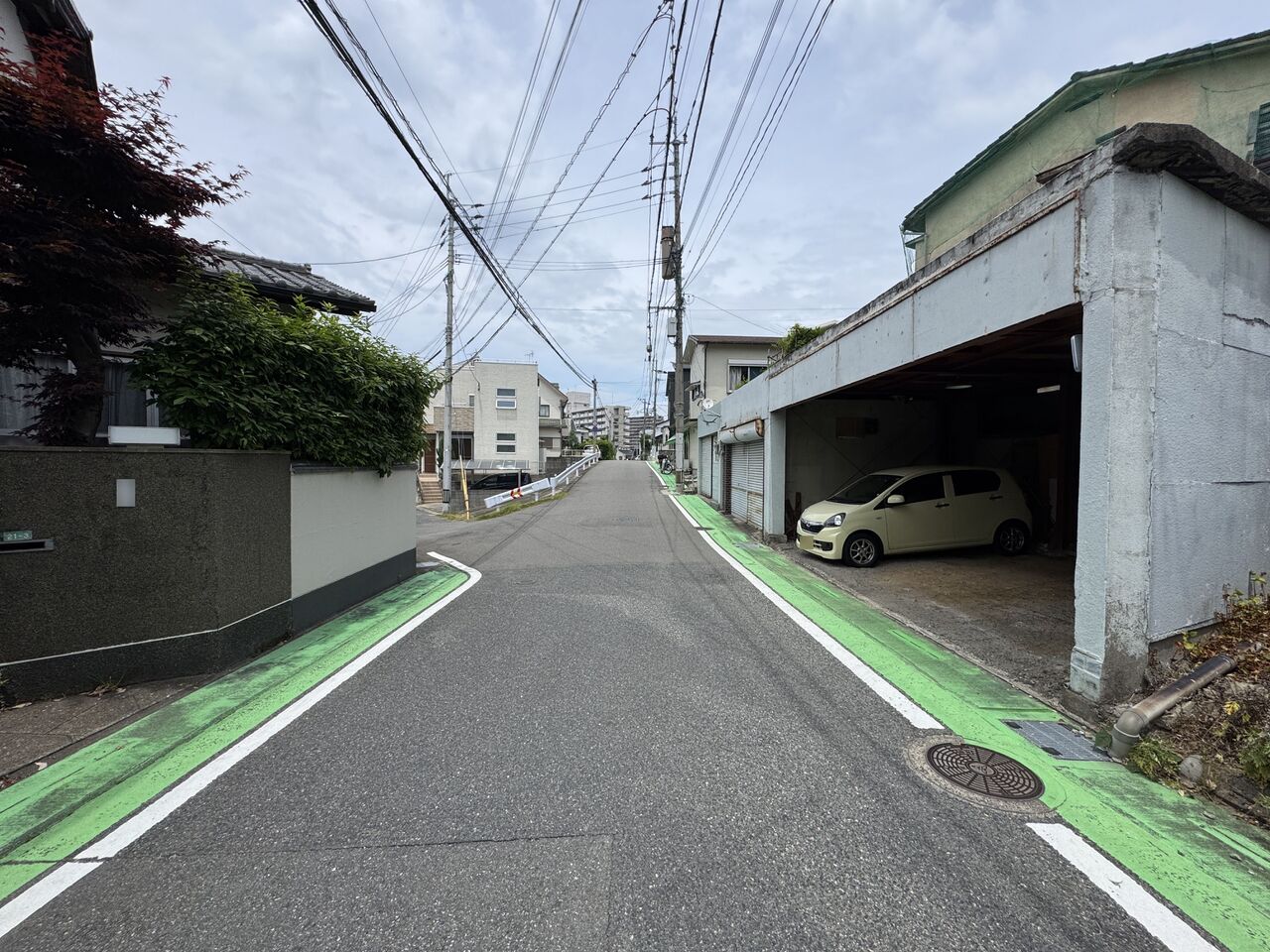 舗装の整った前面道路です。前面道路の幅員は約5.9ｍで、車の出し入れもスムーズです。