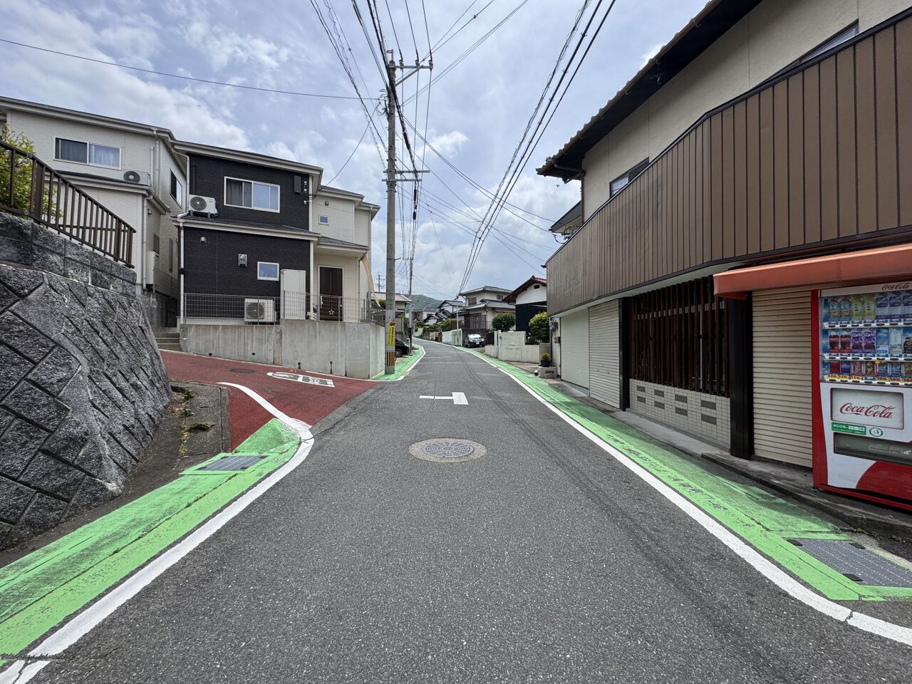 前面道路は約5.9ｍ（西側）です。