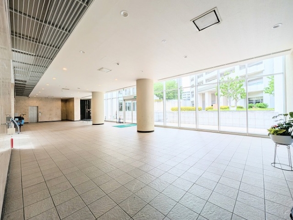 管理事務室や、カフェラウンジもこちらにてご用意いただけます。