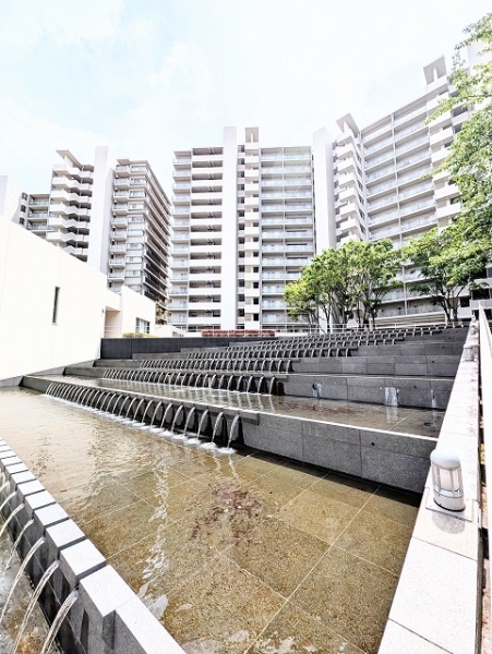 きらめく水辺にほっと一息。緑と水に囲まれた贅沢な日常。