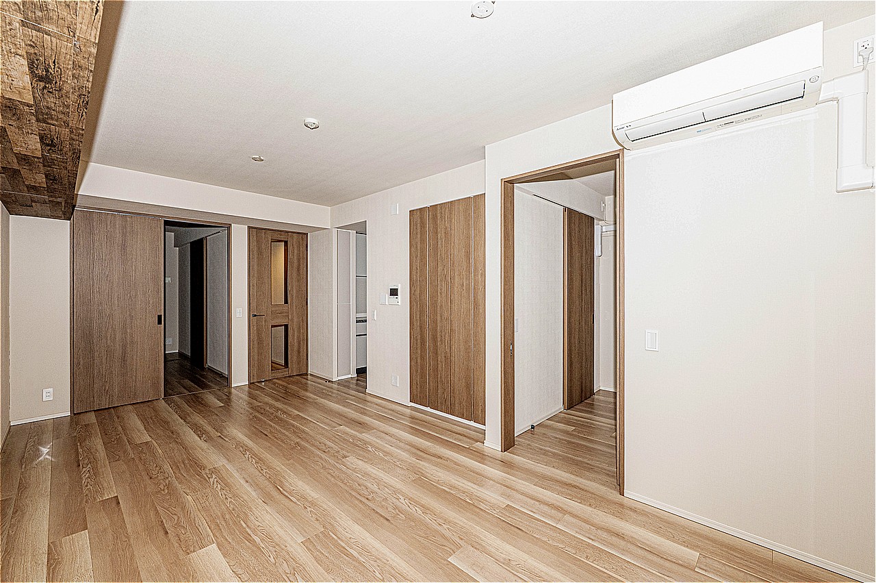 LD部分には物入が設置されています。散らかりがちな書類や小物の整理、掃除機の収納、日用品のストックなどに利用できます。