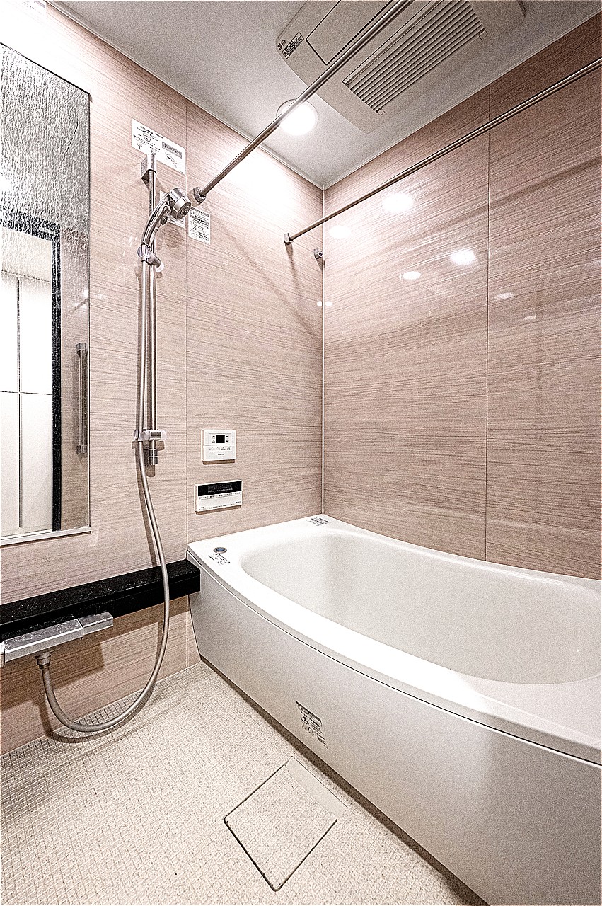 ミストサウナ付き浴室乾燥機が備わった浴室。身体をやさしく温めながらリラックスでき、バスタイムがより豊かなひとときになります。