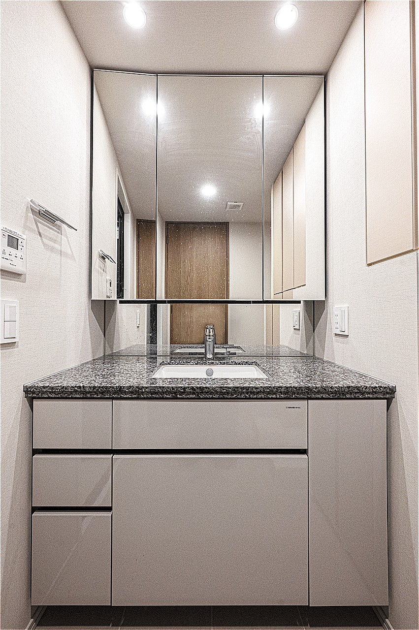 チャイルドミラー付きの洗面化粧台が備わっています。リネン庫が設置されており、タオルや寝具などの収納に便利です。