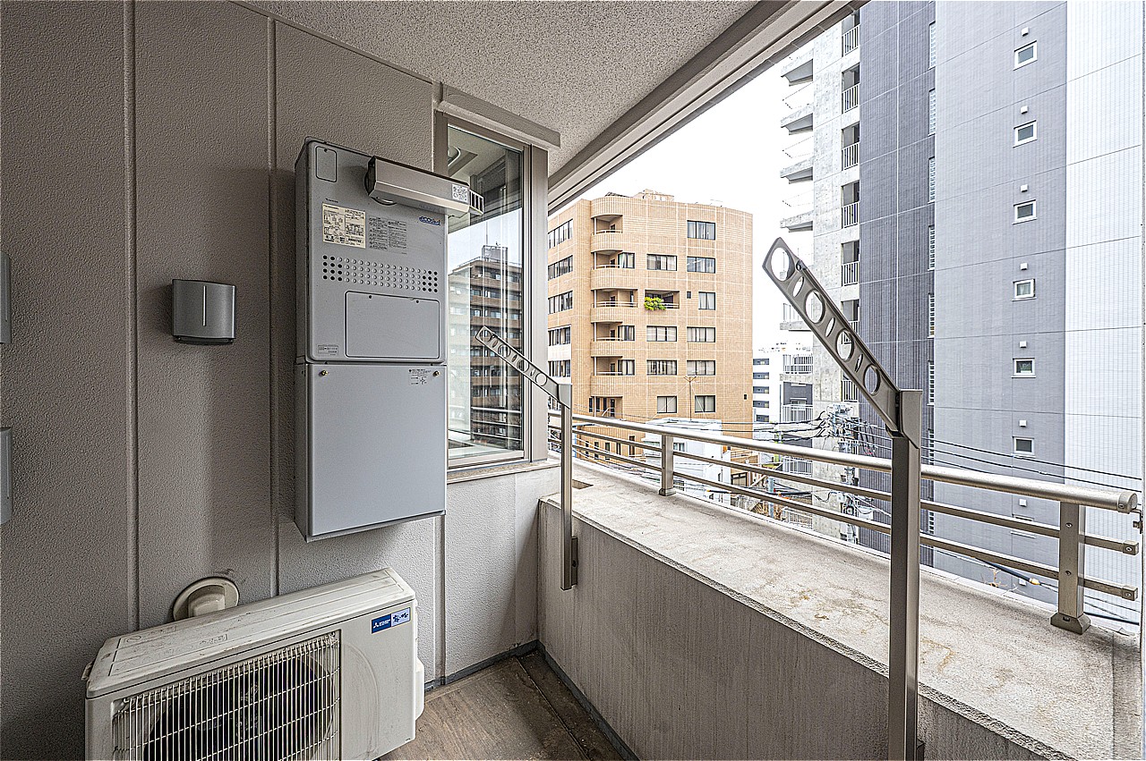 西向きのバルコニーには物干し金物が設置されています。外の風を感じながらほっと一息つける空間です。