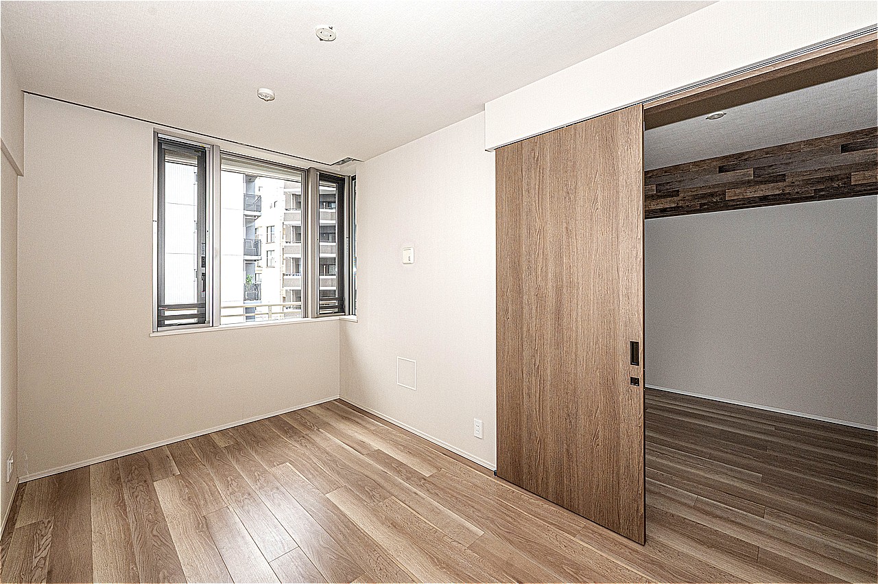 LDKに隣接する洋室(約7.0帖)です。シンプルな内装のため、お好みの家具を配置してインテリアを楽しめます。