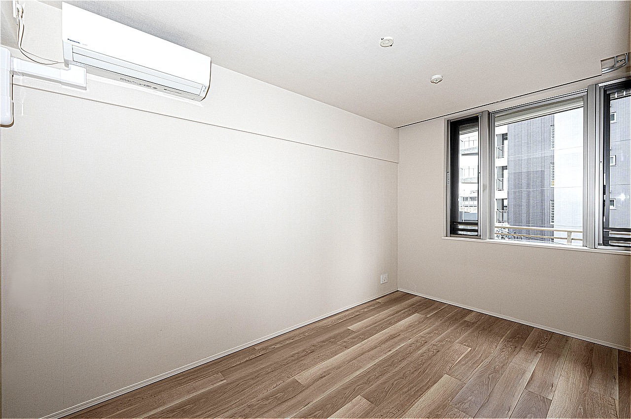 西側の窓からあたたかな陽光が注ぐ洋室(約7.0帖)。窓は腰高窓のため壁面が多く、ベッドや机などの家具が配置しやすいです。