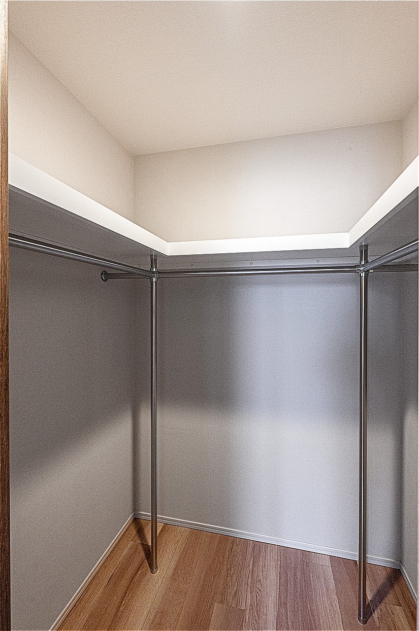 洋室(約7.0帖)にはコの字型のWICが備わっています。夏物・冬物など衣類を季節で分けたり、ご家族それぞれで分けたりして、整理することができます。