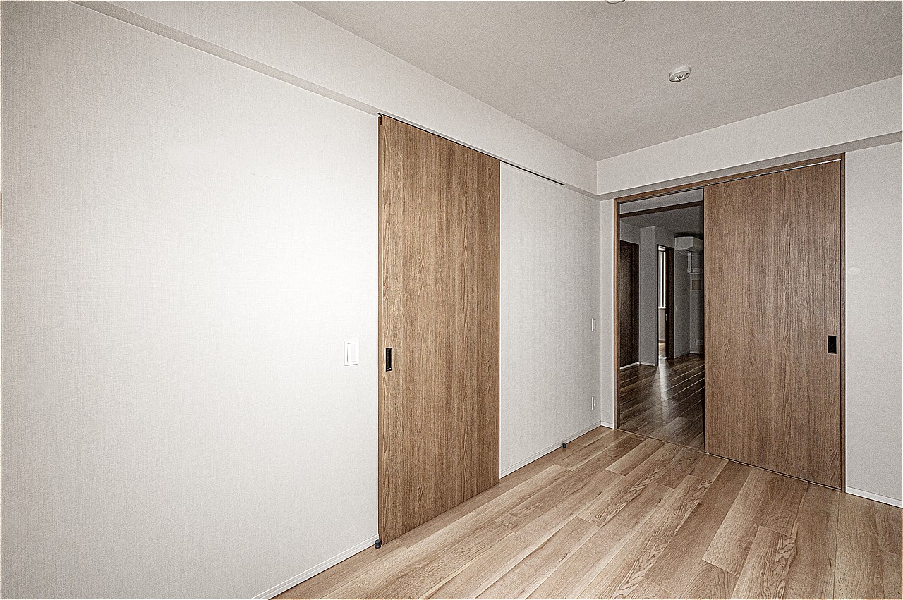 廊下とLDKの2方向から出入りが可能な洋室(約5.1帖)です。収納スペースが設けられ、住空間を有効に使えます。