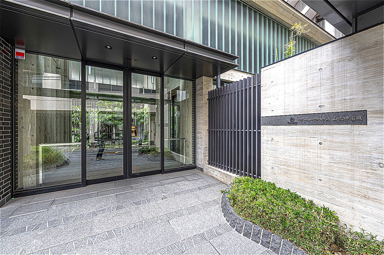 大切なペットと一緒に暮らせるマンションです(規約による制限有)。不在時でも荷物を受け取れる宅配ボックスが設置されています。