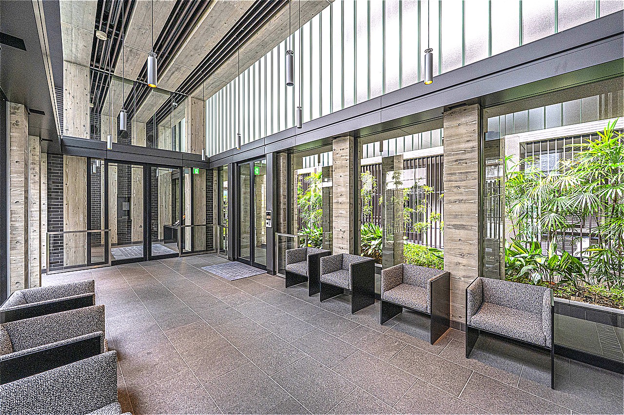 明るく高級感のあるエントランス。ソファが設置されているため、待ち合わせや住民同士のおしゃべりも楽しめます。