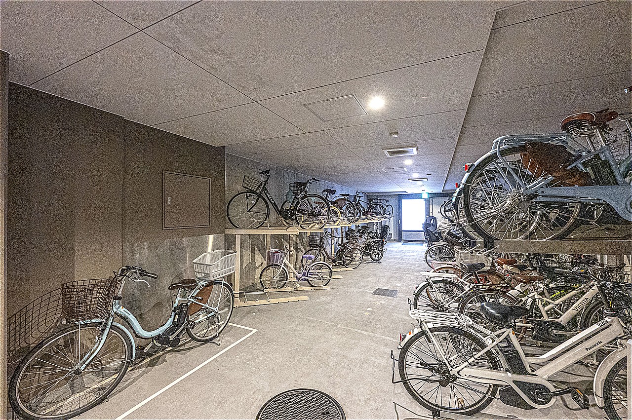 自転車の転倒リスクを軽減できる、ラック付きの駐輪場です。空き状況など詳細はお問い合わせください。