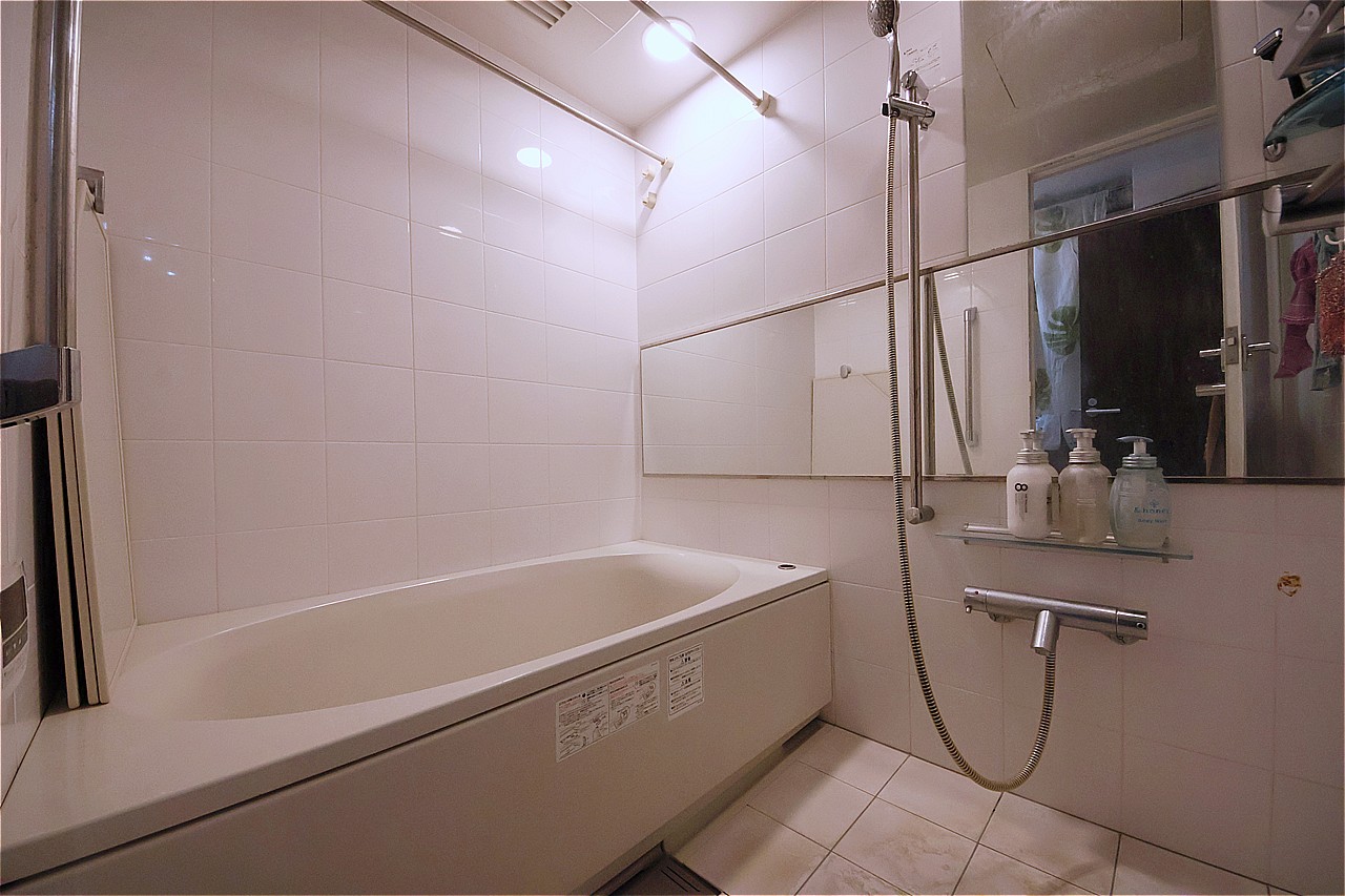 横長のミラーが設置された浴室。ハンガーパイプ・浴室換気乾燥機付きのため、天候や時間帯に関係なく、雨の日や深夜でも洗濯物が乾かせます。