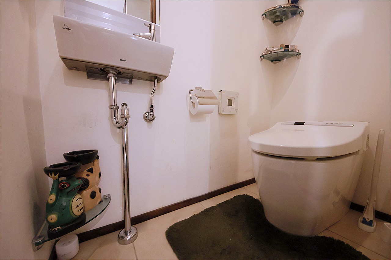 温水洗浄便座付きのトイレです。寒い時期でも温かな便座で快適に使うことができます。鏡付きの手洗い器が設置されており、いつでも清潔に利用できます。