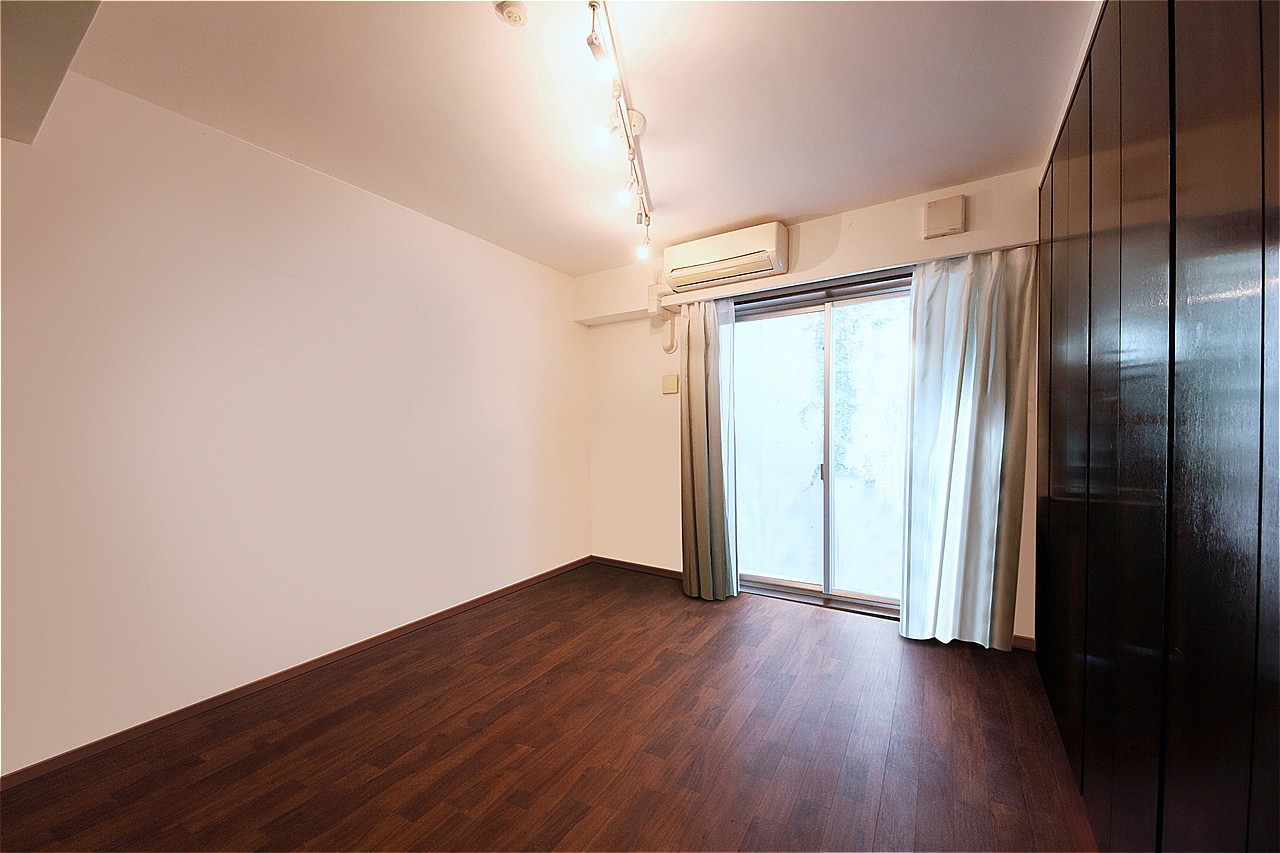 約7.3帖の洋室は、南西側のドライエリアからやわらかな陽光が差し込みます。凹凸が少なく、ベッドや机などの家具が配置しやすいです。