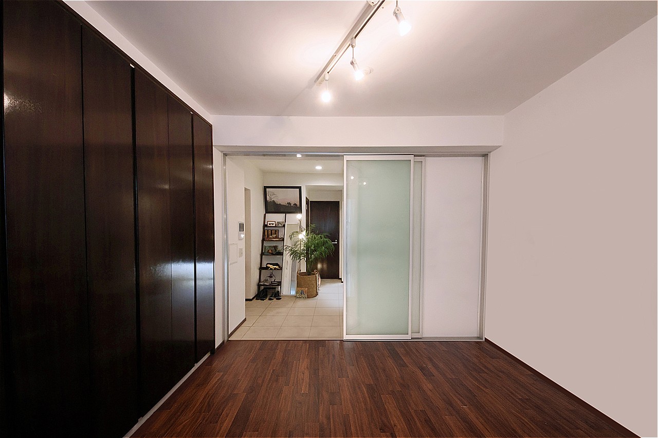 約7.3帖の洋室には8連扉のクローゼットが設置されています。衣類や小物などをたっぷりと収納でき、住空間を広く使えます。