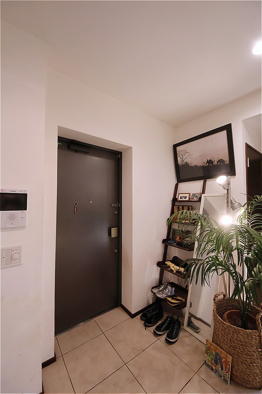 足元を彩るタイルが、洗練された印象を添える玄関。TVモニタ付インターホンが設置されており、来訪者を確認してから対応できます。