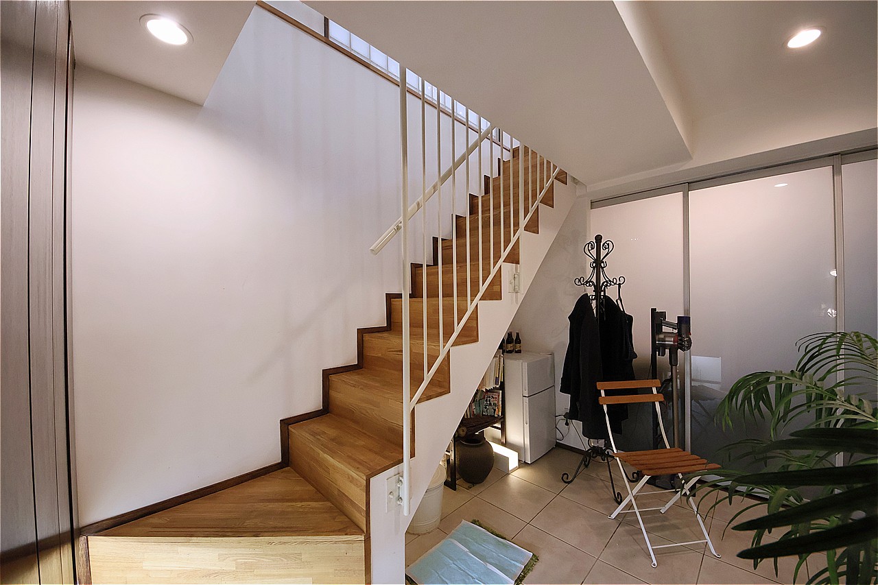 玄関からLDKに繋がる階段の横にはシューズボックスが備わっています。帰宅後すぐに靴をしまえ、玄関まわりをすっきりと保てます。