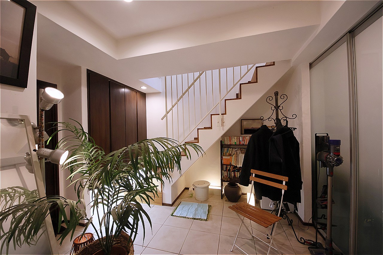 ゆとりある広さが確保された玄関は、植物やアートなどのインテリアを自由に配置して自分らしさを演出できます。