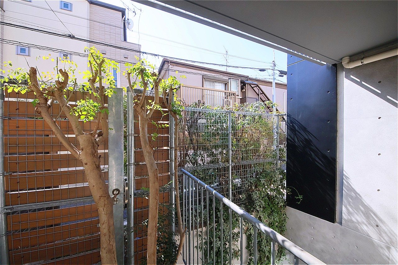 南西側に位置する専用庭・ドライエリアは、豊かな陽光が注ぎ込むあたたかな空間です。