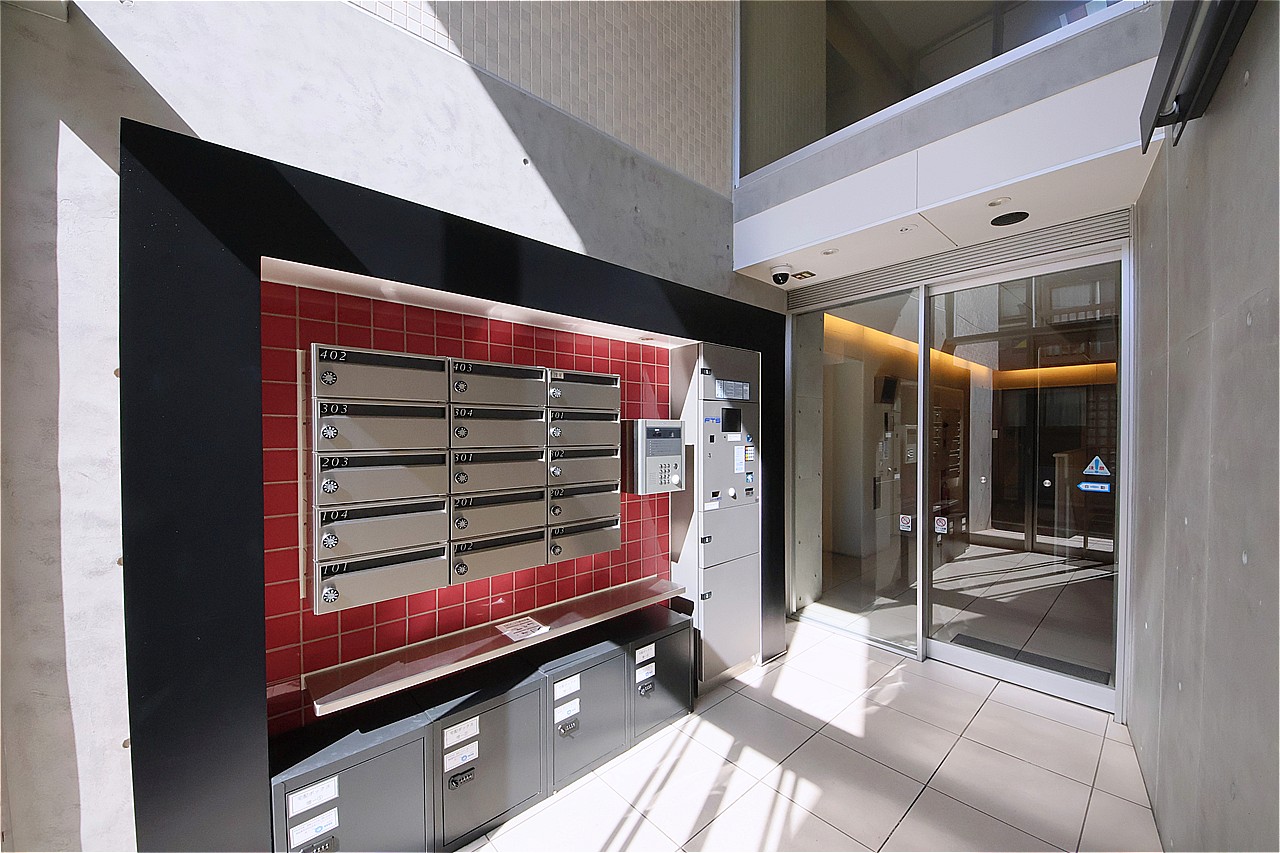 オートロックシステムや24時間セキュリティが採用されたエントランス。不在時でも荷物を受け取れる宅配ボックスが設置されています。再配達の手間が省けるうえ、非対面での受け取りが可能です。