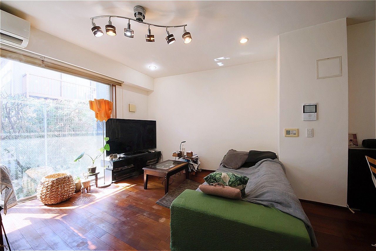 南西向きのFIX窓からあたたかな陽光が差し込みます。LD部分には床暖房が設置されており、寒い季節も足元から暖かく、快適な室温を保ってくれます。