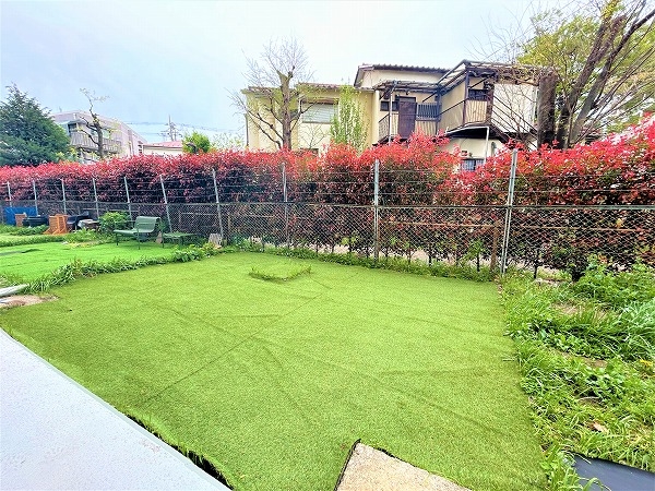 仕切りはありませんが専用で使用できる庭がございます