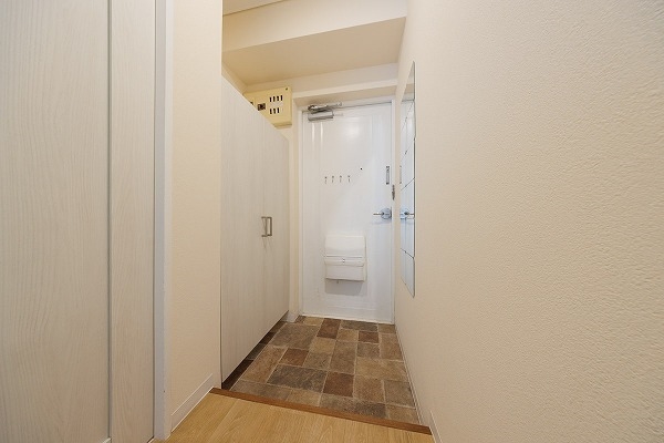 玄関には鏡とシューズボックスがございます