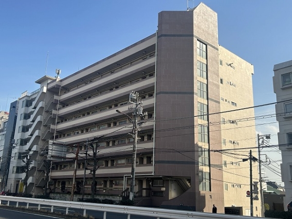 アースカラー調で落ち着いた色合いの外観