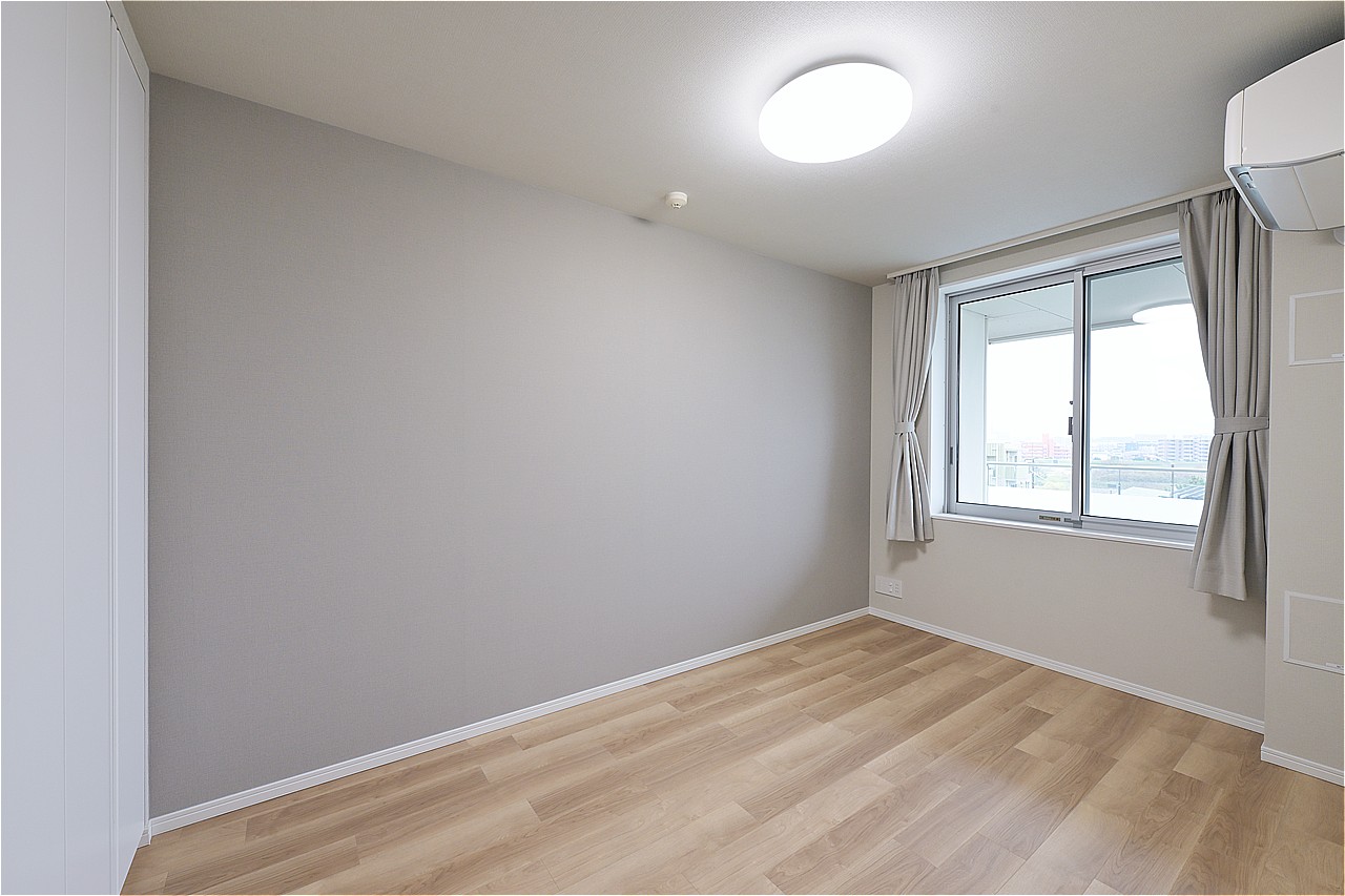 LDKに隣接する、約6.4帖の洋室です。子ども部屋や家事スペースなど、ライフスタイルに合わせてご活用いただけます。