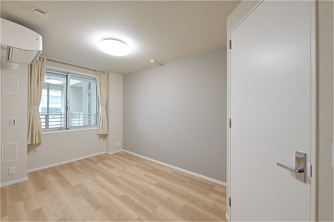 約7.1帖とダブルベッドも配置できる広さで、主寝室にもおすすめの洋室です。WICを備えています。