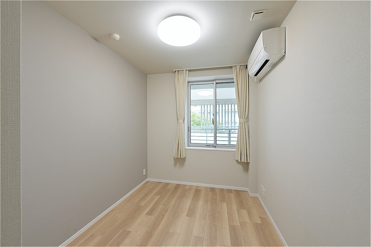 玄関近くに配置している、独立性の高い約5.0帖の洋室。プライベートタイムを快適に過ごせそうです。