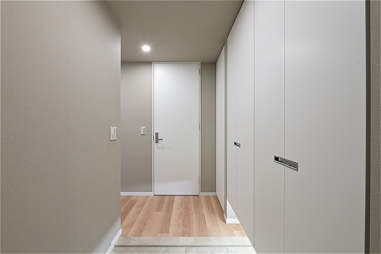 玄関ドアはダブルロック仕様である他、11.74㎡の広さの専用ポーチがあり、防犯面に配慮できます。玄関前には、アウトドアグッズなどの保管に便利なトランクルームを設けています。