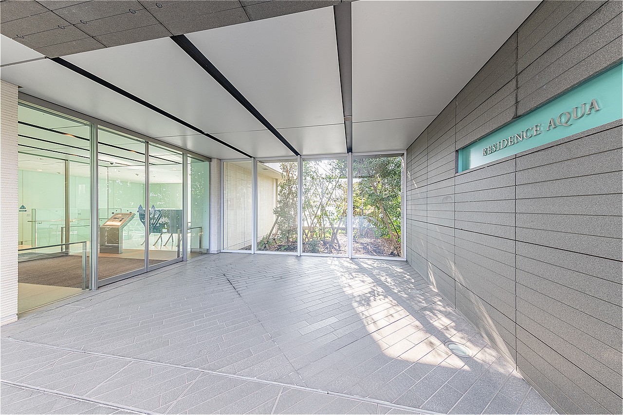 総戸数29戸のマンションです。共用部は(株)東急コミュニティーにより、日勤管理されています。エントランス付近はフラットな設計です。